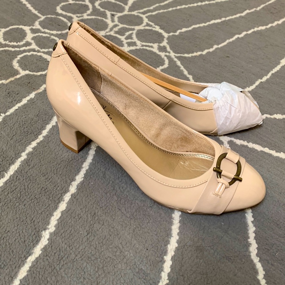 Size 8 1/2 W cream heels from Aerosoloes